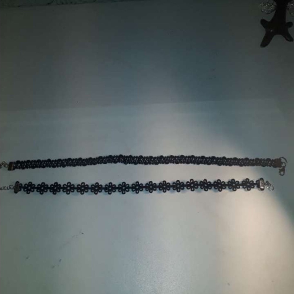 2 chokers